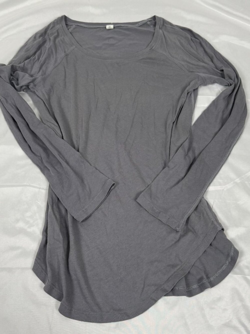 Lululemon Gray Long Sleeve Top Size 4 Lightweight Scoop Neck Athletic Tee